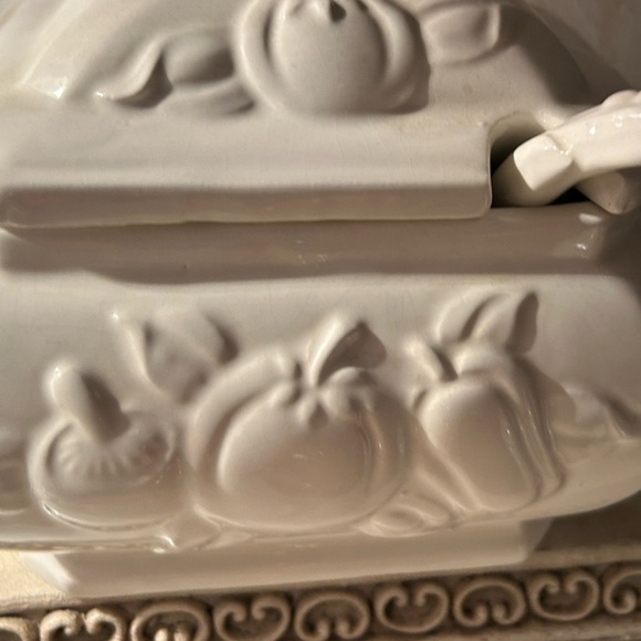 Vintage Soup Tureen / gravy boat. White ceramic with ladle. Made in Japan. 1 Qt - Picture 12 of 13